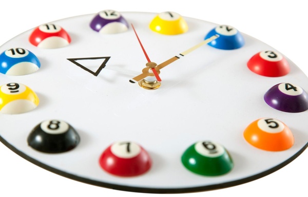 Часы настенные "12 шаров" D20,5 см (белые), пластик